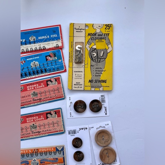 Lot of vintage sewing supplies, hooks, buttons more - Picture 6 of 11